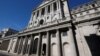 Kantor bank sentral Inggris, Bank of England, di London (foto: dok). Inflasi Inggris melonjak menjadi 3,2%, jauh di atas target Bank of England sebesar 2%. 