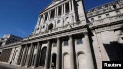 Kantor bank sentral Inggris, Bank of England, di London (foto: dok). Inflasi Inggris melonjak menjadi 3,2%, jauh di atas target Bank of England sebesar 2%. 