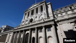 Un oficial de seguridad se encuentra frente al Banco de Inglaterra en Londres, Gran Bretaña, el 23 de marzo de 2020. 