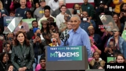 Барак Обама выступает на предвыборном митинге в штате Мичиган 