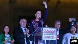 Calon presiden Meksiko dari partai Morena, Claudia Sheinbaum, merayakan hasil pemilihan umum di Zocalo Square di Mexico City, pada 3 Juni 2024. (Foto: AFP)