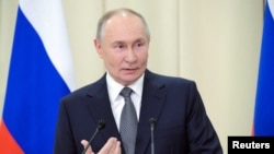 ARCHIVO - El presidente ruso Vladimir Putin habla con la prensa en la región de Leningrado, el 26 de diciembre de 2024.