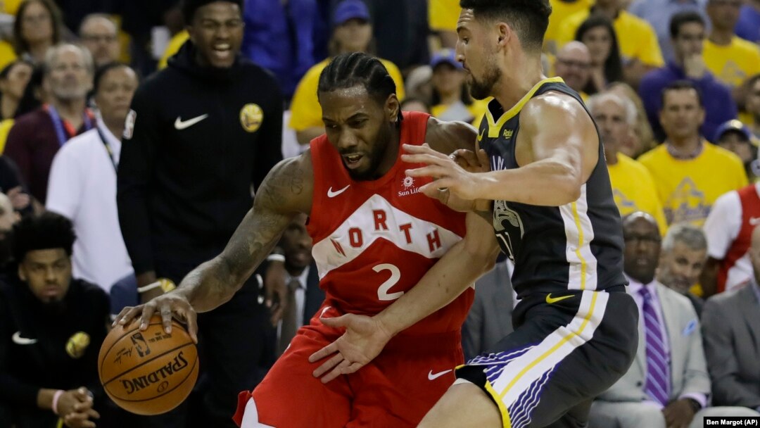 Duel Kavaija Lenarda i Kleja Tompsona u prvom poluvremenu četvrte utakmice finala NBA plej-ofa (Foto: AP/Ben Margot)