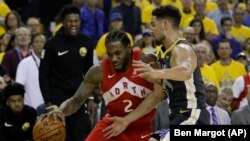 Kawhi Leonard, à gauche, contre Klay Thompson des Golden State Warriors, Oracle Arena, Oakland, Californie, le 7 juin 2019.