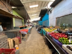 Aunque los mercados municipales en El Salvador lucen vacíos por las tardes, este mercado en Lourdes Colón, La Libertad, no tiene medidas de distanciamiento ni obliga a sus visitantes a utilizar mascarilla al ingreso. [Foto: Karla Arévalo/VOA]