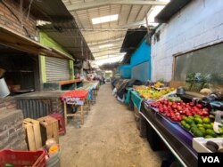 Aunque los mercados municipales en El Salvador lucen vacíos por las tardes, este mercado en Lourdes Colón, La Libertad, no tiene medidas de distanciamiento ni obliga a sus visitantes a utilizar mascarilla al ingreso. [Foto: Karla Arévalo/VOA]