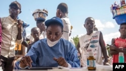 Les infirmières travaillant avec l'Organisation mondiale de la santé se préparent à administrer des vaccins dans la ville de Mbandaka, en RDC, le 21 mai 2018.