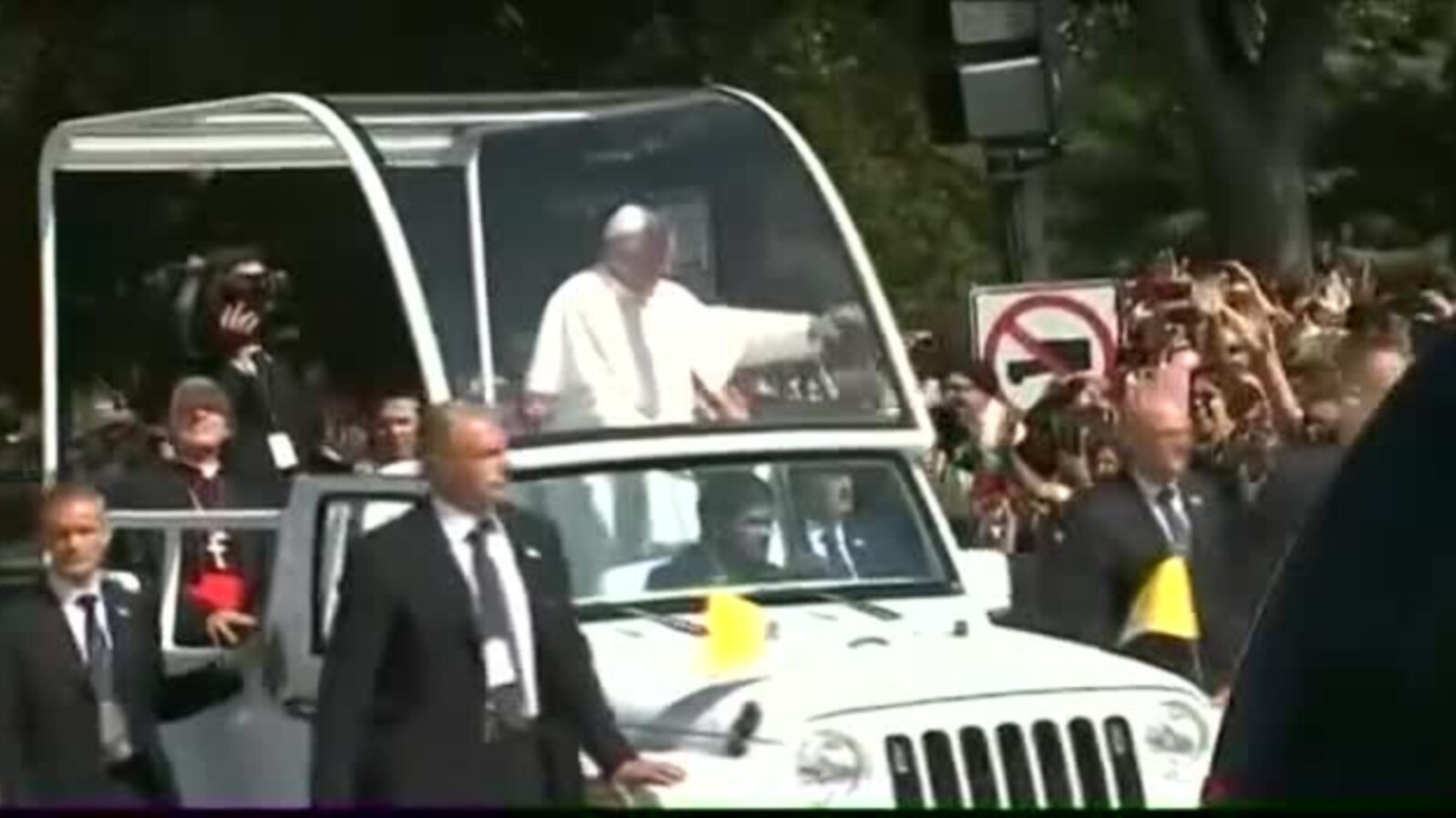 Ovação a Papa Francisco no seu Papa móvel