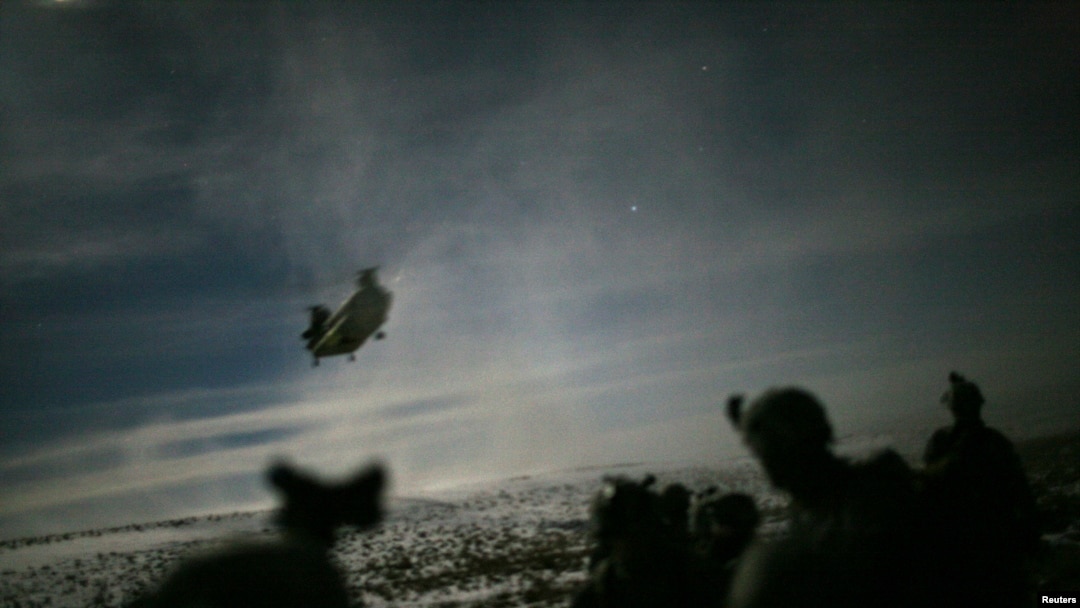 Helikopter Chinook menjemput para tentara dari Divisi Udara 101 menyusul serangan malam di Yahya Khel, Provinsi Paktika, Afghanistan, 21 Februari 2011.