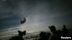 Helikopter Chinook menjemput para tentara dari Divisi Udara 101 menyusul serangan malam di Yahya Khel, Provinsi Paktika, Afghanistan, 21 Februari 2011.