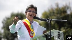 La nueva alcaldesa de Bogotá, Claudia López, se dirige a la multitud durante su ceremonia de inauguración en el Parque Simón Bolívar en Bogotá, Colombia, el miércoles 1 de enero de 2020.