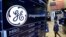 Logo của General Electric logo trên bảng niêm yết sàn chứng khoán New York. S&P Down Jones vừa công bố sẽ loại GE ra khỏi nhóm Dow 30 sau hơn 1 thế kỷ hoạt động của công ty sản xuất công nghiệp và bóng đèn danh tiếng của Mỹ.
