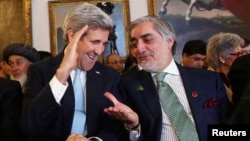 U.S. Secretary of State John Kerry speaks with Afghanistan's Chief Executive Abdullah Abdullah (R) during the Conference on Afghanistan in London December 4, 2014. 