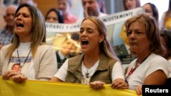 Lilian Tintori hizo llamado a participar en la consulta popular convocada por la oposición venezolana que se realizará el domingo.