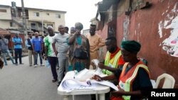 Des électeurs attendent de voter dans un bureau de vote à Lagos, au Nigeria, le 18 mars 2023.