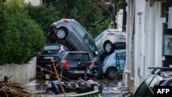 Sejumlah mobil tampak saling bertumpuk di salah sudut di Kota Rhodes, Yunani, pada 1 Desember 2024, setelah hujan deras melanda wilayah tersebut. (Foto: Stringer/Eurokinissi/AFP)