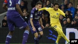 L'attaquant brésilien du Paris Saint-Germain, Neymar Jr, à droite, rivalise avec le milieu de terrain de Toulouse, Alexis Blin, lors du match de football L1 contre Toulouse, au stade municipal de Toulouse, le 10 février 2018.