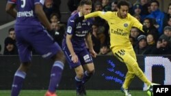 L'attaquant brésilien du Paris Saint-Germain, Neymar Jr, à droite, lors du match de football L1 contre Toulouse, au stade municipal de Toulouse, le 10 février 2018.