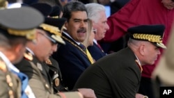 El gobernante Nicolás Maduro junto a su ministro de Defensa, el general Padrino López, durante una ceremonia militar en la Academia Militar el día de la toma de posesión para un tercer mandato en Caracas, Venezuela, el viernes 10 de enero de 2025. (Foto AP/Ariana Cubillos)