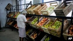 Una mujer compra productos en un mercado subsidiado por el municipio para que los residentes puedan comprar a precios más bajos en medio de la creciente inflación, en Lomas de Zamora, Argentina, el 16 de marzo de 2023.