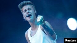 El cantante Justin Bieber sorprendió la semana pasada a su ex novia, Selena Gómez.