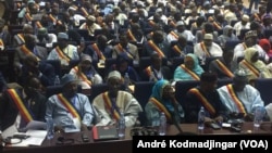 Les députés tchadiens en deuil, au Tchad, le 16 septembre 2019. (VOA/André Kodmadjingar)