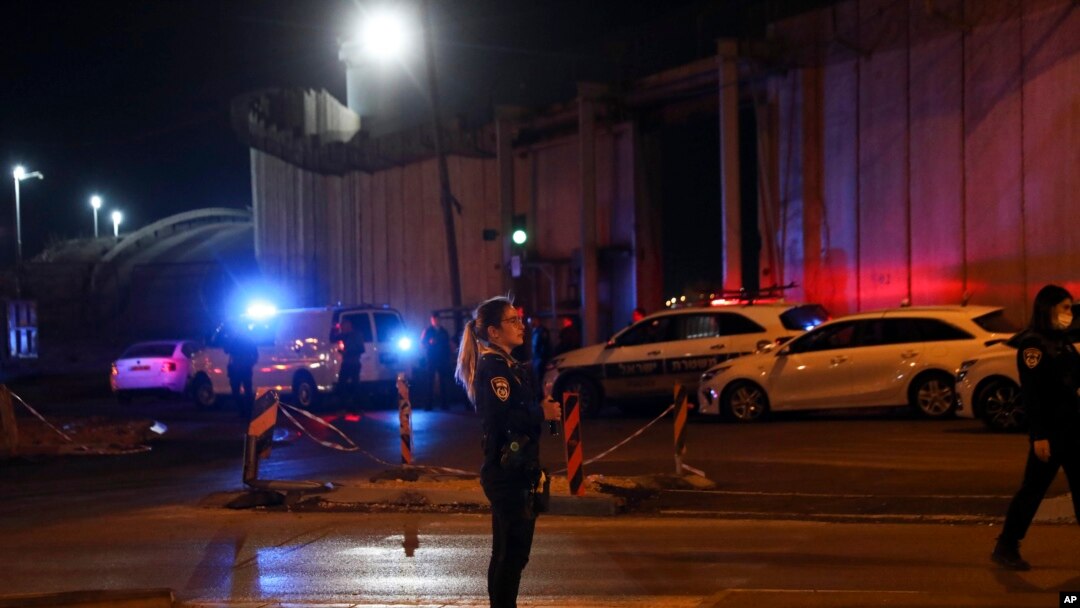 Polisi Israel memeriksa lokasi penyerangan mobil di pos pemeriksaan Qalandia antara Yerusalem dan kota Ramallah, Tepi Barat, Kamis, 14 Oktober 2021.