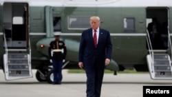 U.S. President Donald Trump walks from the Marine One presidential helicopter before departing O'Hare International Airport in Chicago, Oct. 28, 2019. 