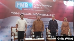 Kepala Staf Kepresidenan RI, Moeldoko (paling kiri) dan Guru Besar FE UI Prof Rhenald Kasali (kedua dari kanan) dalam acara Forum Merdeka Barat (FMB) di Kantor Bappenas, Jakarta, Rabu (14/8). (Foto: VOA/Ghita)