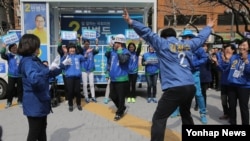 오는 13일 한국 총선을 앞두고 더불어민주당 민병두 동대문구을 후보가 31일 서울 동대문구 장안동 소성빌딩 앞에서 지지자들과 춤을 추며 선거 운동을 펼치고 있다.