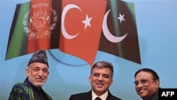 Tổng thống Thổ Nhĩ Kỳ Abdullah Gul, giữa, Tổng thống Afghanistan Hamid Karzai, trái, và Tổng thống Pakistan Asif Ali Zardari trong 1 cuộc họp báo ở Istanbul, Thổ Nhĩ Kỳ, 1/11/2011