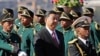 资料照：2018年7月24日，中国国家主席习近平在南非比勒陀利亚政府联合大楼举行的正式欢迎仪式上检阅仪仗队。 （美联社照片)