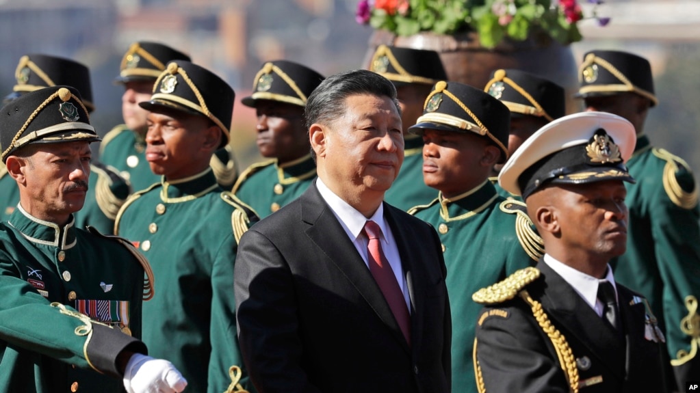 资料照：2018年7月24日，中国国家主席习近平在南非比勒陀利亚政府联合大楼举行的正式欢迎仪式上检阅仪仗队。 （美联社照片)