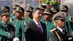 资料照：2018年7月24日，中国国家主席习近平在南非比勒陀利亚政府联合大楼举行的正式欢迎仪式上检阅仪仗队。 （美联社照片)