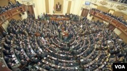 Suasana rapat pertama parlemen Mesir pasca penggulingan kekuasaan Hosni Mubarak di Gedung Parlemen Mesir, Kairo (Foto: dok).