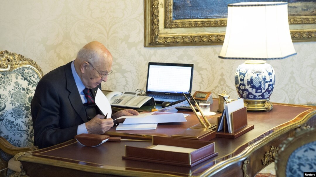 Presiden Italia Giorgio Napolitano memeriksa dokumen kerjanya di istana Quirinale, Roma (22/12). Presiden Napolitano menggelar diskusi dengan para pemimpin politik untuk menentukan kebijakan pasca pengunduran diri PM Mario Monti.