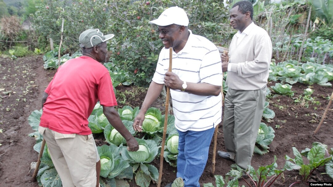 IFAD President Kanayo Nwanze visits a farmer in Kenya. Credit: IFAD
