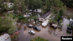 Vista captada desde un dron de un parqueo de casas móviles inundado tras el paso de huracán Francine en Patterson, Luisiana, el 12 de septiembre de 2024.