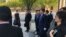 Phái đoàn Bộ Thương mại Trung Quốc chờ vào họp với Bộ Thương mại Mỹ tại  Washington, D.C., ngày 23/8/2018.