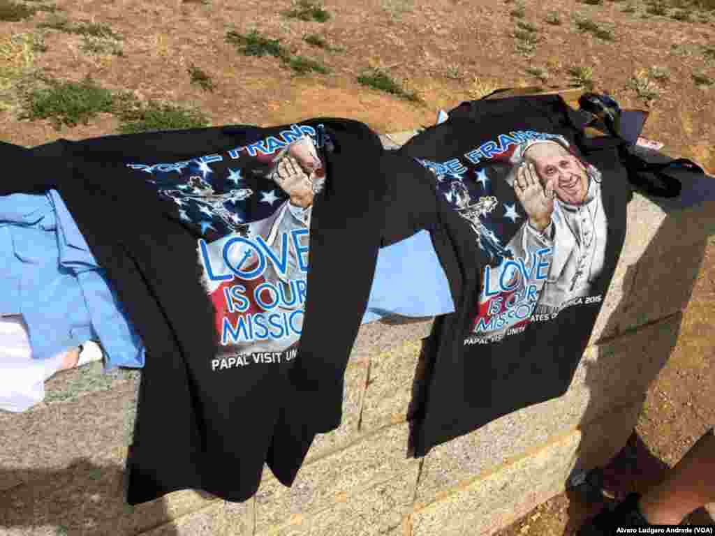 Venda de t-shirts durante a visita 