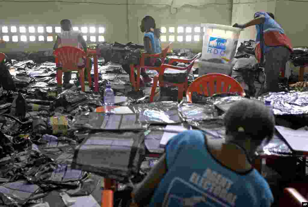 Wafanayakazi wa uchaguzi walojitolea wakihesabu kura katika kituo cha kuhesabu kura cha Fikin mjini Kinshasa