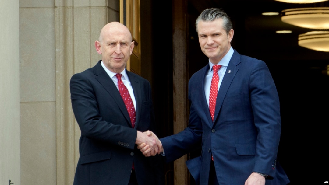 Sekretar odbrane SAD Pit Hegset, desno, pozdravlja britanskog ministra odbrane Džona Hilija u Pentagonu, 6. marta 2025. u Vašingtonu.