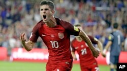 Christian Pulisic celebra el primer gol de Estados Unidos en la victoria 4-0 sobre Panamá, en la eliminatoria mundialista de Concacaf, el viernes por la noche.