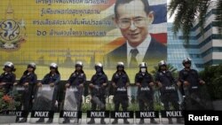 Barisan polisi berjaga di luar gedung Mahkamah Konstitusi di Bangkok (13/7).