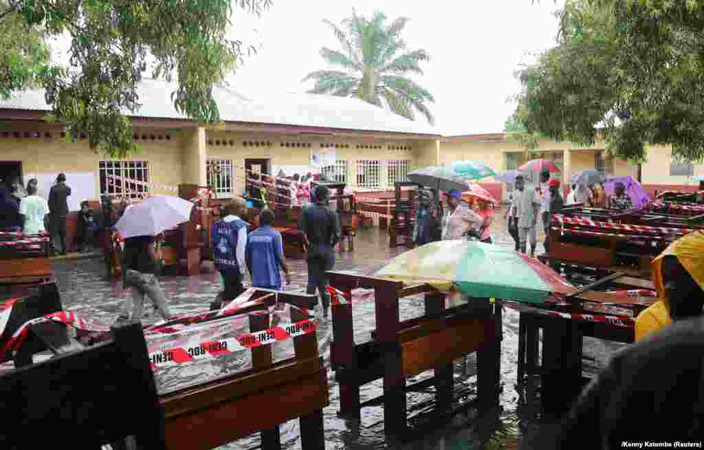 Kituo kimoja cha kupiga kura KInshasa kimefurika kwa maji 