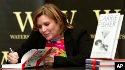 在《星球大戰》電影裡扮演莉亞公主而成名的好萊塢演員嘉莉·費莎（Carrie Fisher）簽名售書（2004年2月20日）。她去世後，她的書成為暢銷書