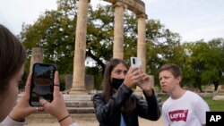 Alumnos utilizan una app en el sitio arqueológico de la antigua Olimpia, Grecia, el 10 de noviembre de 2021. 