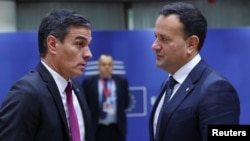 Spanish Prime Minister Pedro Sanchez speaks with Ireland's Prime Minister (Taoiseach) Leo Varadkar during the European Union leaders summit, in Brussels, Belgium October 26, 2023.