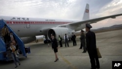 Para penumpang pesawat Air Koryo tiba di Pyongyang, Korea Utara.