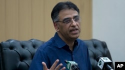 Pakistan's Finance Minister Asad Umar addresses a news conference in Islamabad, Pakistan, April 18, 2019. 